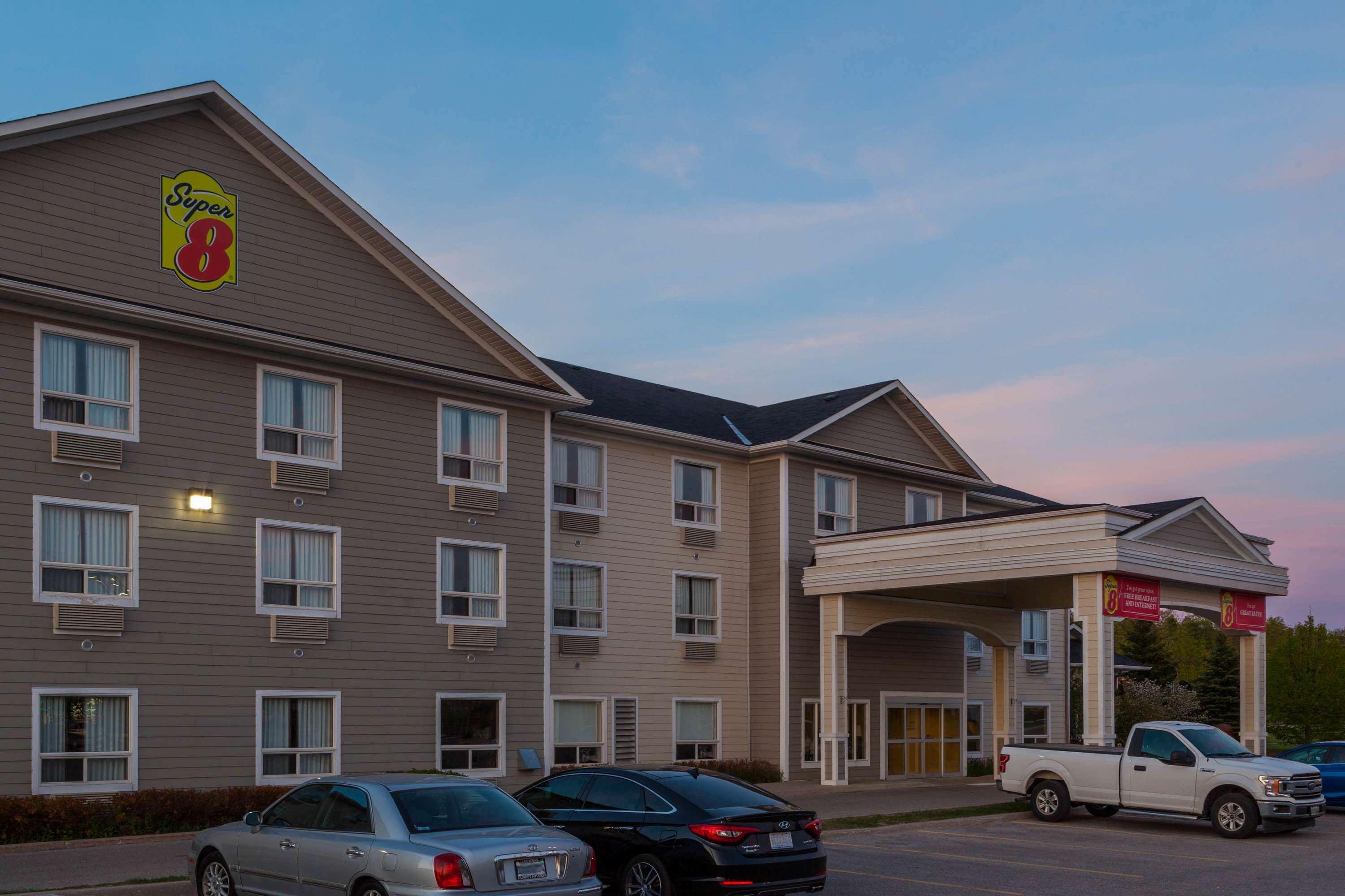 Super 8 By Wyndham Midland Hotel Exterior foto
