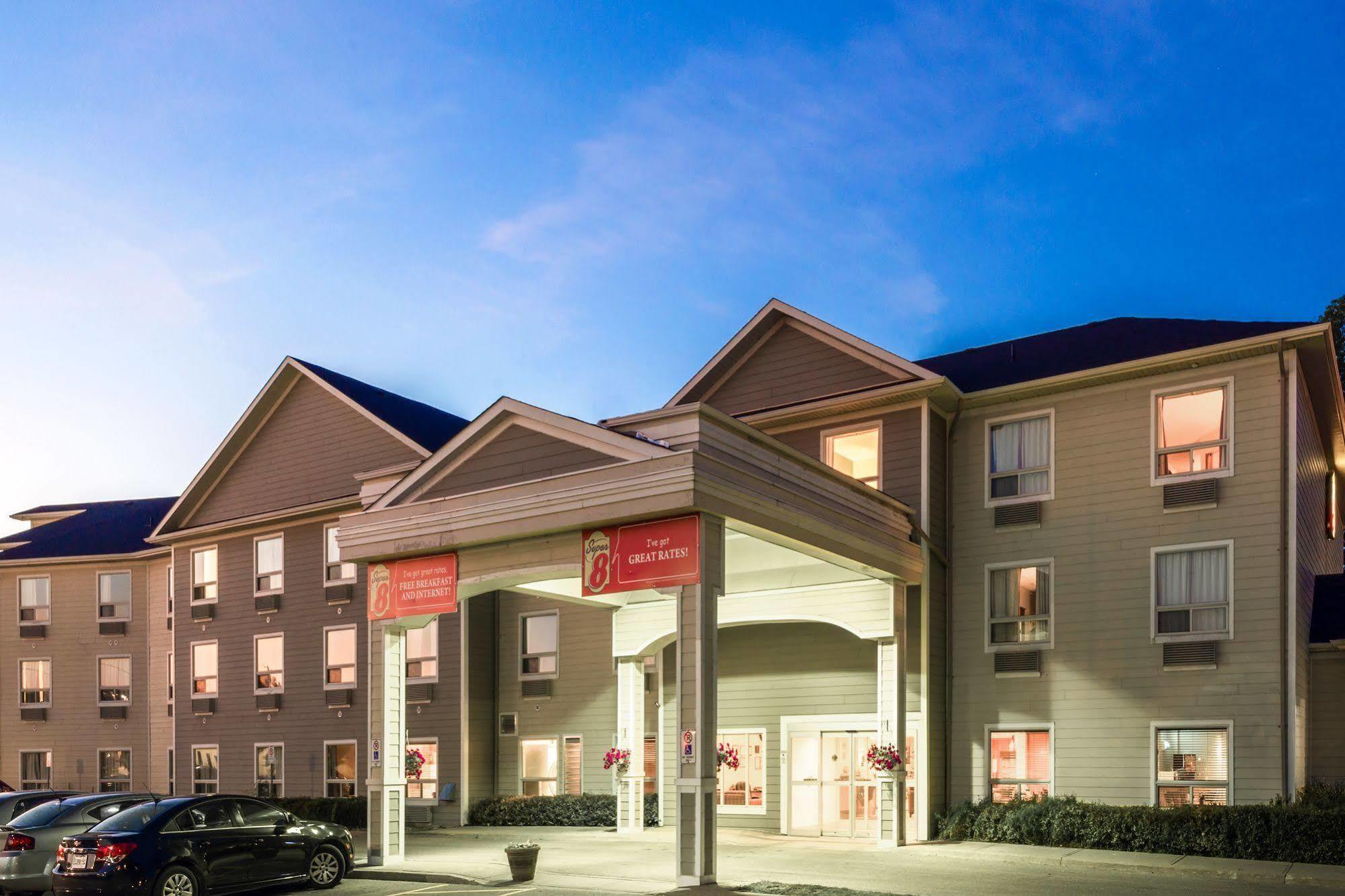 Super 8 By Wyndham Midland Hotel Exterior foto